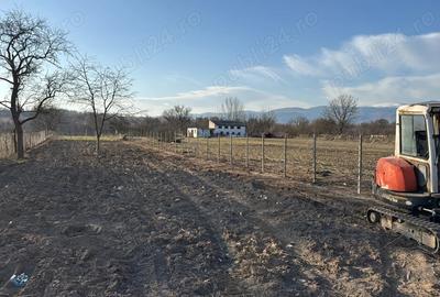 Casă cu Teren 1000 Mp în Central