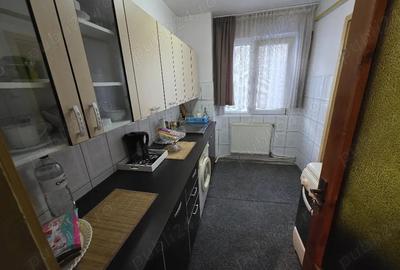 Apartament cu 3 camere semidecomandat în Micro II - 3