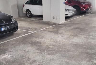 Proprietar vand apartament 2 camere, decomandat, cu loc de parcare sub - 10