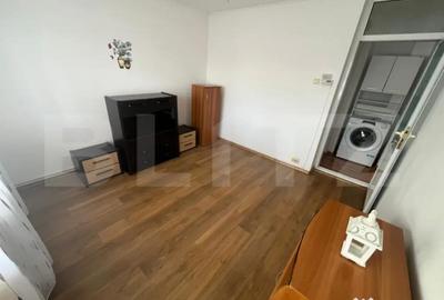 Apartament cu 3 camere decomandat în Micro 12
