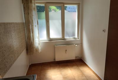 Apartament semidecomandat în Baba Novac