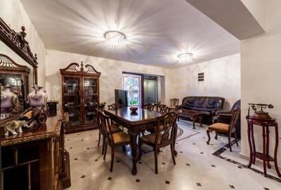 Vila zona Expo Parc - 2 apartamente, curte comuna - 2