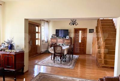 Casă cu 7 camere cu Teren 3000 Mp în Central - 11