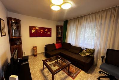 Apartament cu 3 camere semidecomandat, mobilat în P-ța Victoriei