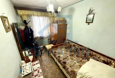Apartament cu 3 camere semidecomandat în Craiovița Nouă