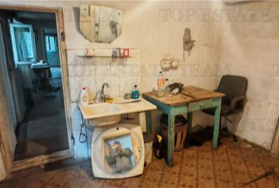 Casa cu 3 camere, garaj si 325mp teren, demolabila, cu toate utilitatile, in Mil - 14