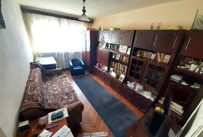Apartament cu 3 camere semidecomandat în Cetate - 3