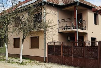 Casă individuală cu 6 camere cu Canalizare în Central - 1
