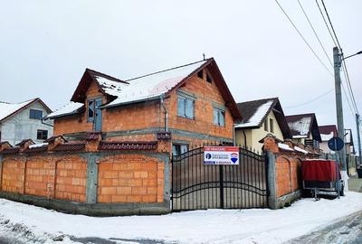 Casă cu 4 camere cu Teren 294 Mp în Cristian