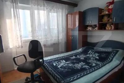 Apartament cu 3 camere decomandat, mobilat în Micro 4
