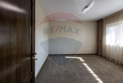 Casă cu 5 camere cu Canalizare în Central - 14