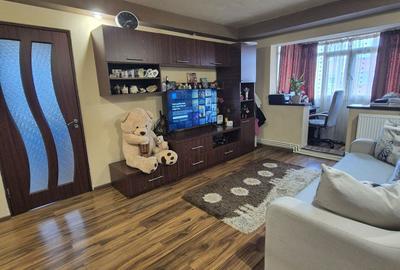 Apartament cu 2 camere semidecomandat în Craiovița Nouă