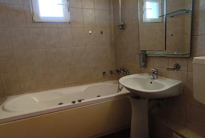 Apartament cu 3 camere semidecomandat în Apărătorii Patriei