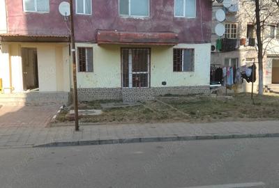 Vand apartament 2camere situat in Targoviste str Avram Iancu parter