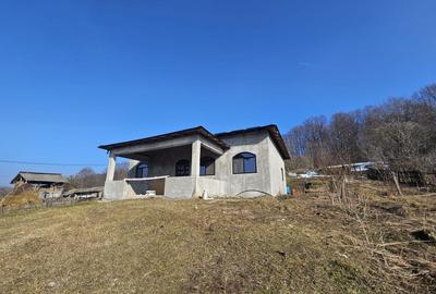 Casă individuală cu 4 camere cu Canalizare în Boțești - 15