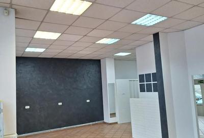 Spațiu comercial, de 75 mp, în Central - 4