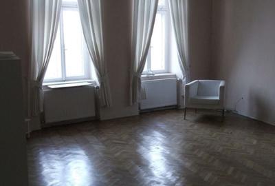 Casă cu 5 camere cu Teren 250 Mp în Central - 1