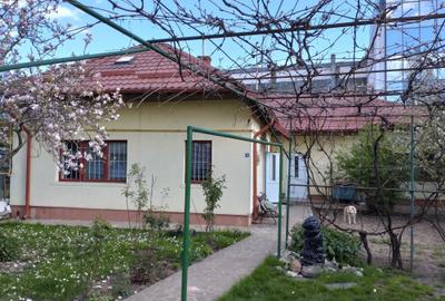 Casă cu 4 camere în Central - 1