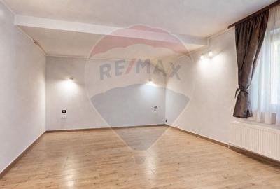 Spațiu comercial, de 741 mp, în Central - 8