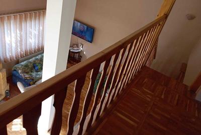 Casă cu 4 camere cu Teren 5500 Mp în Central - 5