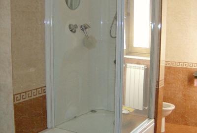 Vind  CASA  FAMILIARA sau cu destinatie PENSIUNE  cu 5 camere  5 bai - 3