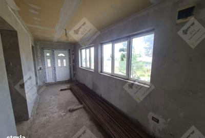Casă cu 4 camere decomandat în Garoafa - 9
