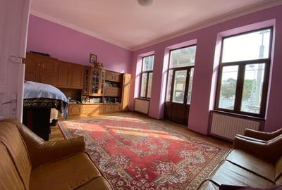 Apartament cu 4 camere semidecomandat în Cișmigiu