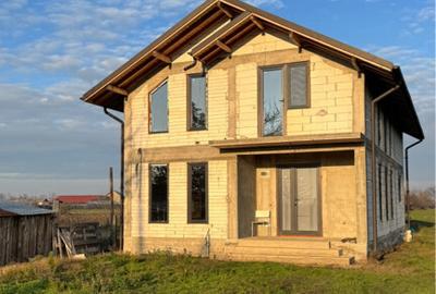 Casă cu 7 camere cu Teren 3000 Mp în Slobozia