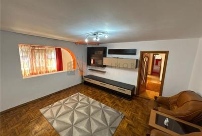Apartament cu 3 camere decomandat, mobilat în Micro 3