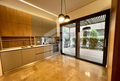 Casă cu 7 camere cu Canalizare în Central