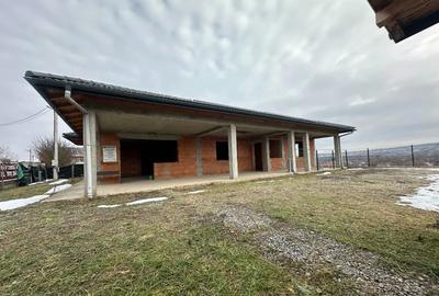 Casă cu 4 camere cu Teren 1800 Mp în Central - 2