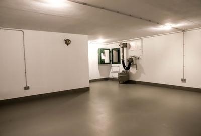 Vindem constructie tip buncar cu cale de intrare prin casa - 4