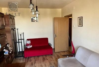 Apartament cu 3 camere decomandat, mobilat în Trafic Greu