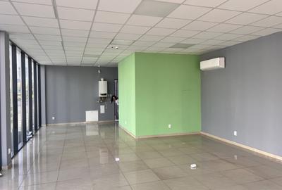Spatiu comercial modern stradal cu vitrine mari - 1
