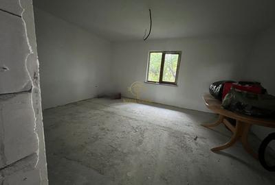 Casă cu 3 camere cu Teren 3800 Mp în Peleș - 3