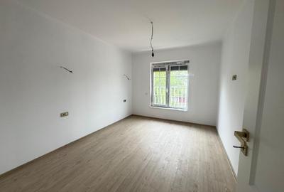 Casa cu garaj, lângă Carrefour, la asfalt - 5 camere, 3 băi - 8