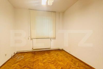 Apartament cu 4 camere, decomandat, cu garaj, zona Medicina - 1