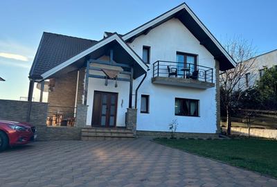 Casa cu 5 camere in zona Nicolina - T. Neculai - 1