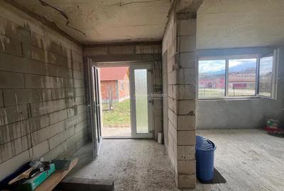 Casă cu 5 camere cu Teren 1414 Mp în Oloșag - 1