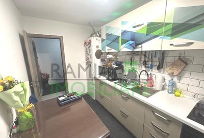 Apartament cu 3 camere semidecomandat, mobilat în Tractorul - 3