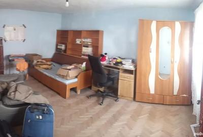 Casă cu 3 camere cu Teren 1300 Mp în Central - 1