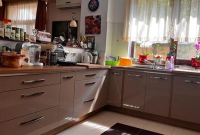 Casă individuală cu 6 camere cu Canalizare în Central - 2