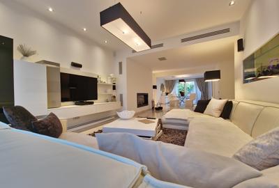 Vila deosebita  la un pas de mare mobilata si utilata - 1