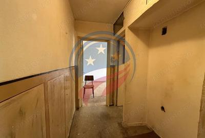 Apartament cu 3 camere semidecomandat în Craiovița Nouă - 1