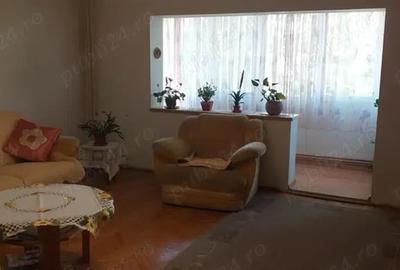 Decomandat  cu centrală propie, la etajul 1 cu 2 balcoane