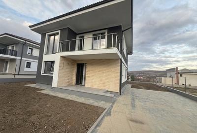 Casă individuală cu 5 camere cu Canalizare în Chinteni