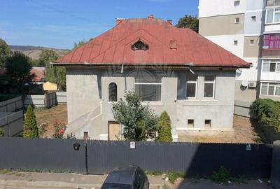 Casă cu 8 camere cu Canalizare în Central - 1