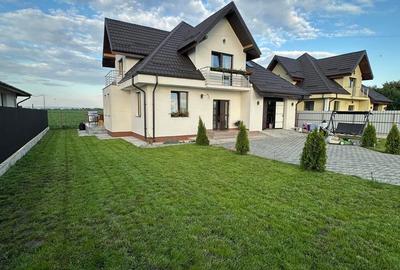Casă cu 4 camere în Dumbrava