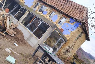 Casă cu 4 camere cu Teren 1077 Mp în Podeni - 2