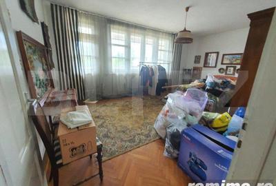 Casă cu 6 camere cu Teren 2387 Mp în Central